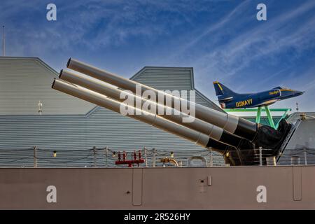 USS Wisconsin e Blue Angels - Visualizza la USS Wisconsin BB-64 una nave da guerra di classe Iowa con un aereo da combattimento Blue Angel a Norfolk, Virginia. Questo io Foto Stock