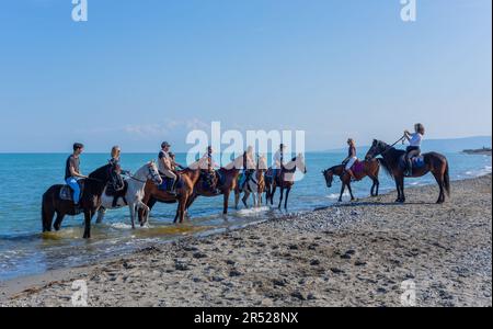 Policoro, Italia - 7 maggio 2023: Persone a cavallo in una spiaggia di Policoro, Basilicata, Italia meridionale. Foto Stock