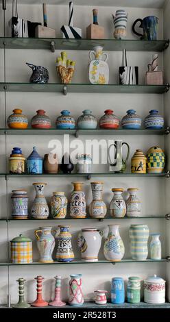 Alcune ceramiche gettate a mano in vendita presso il museo della ceramica di Vietru sul Mare Foto Stock