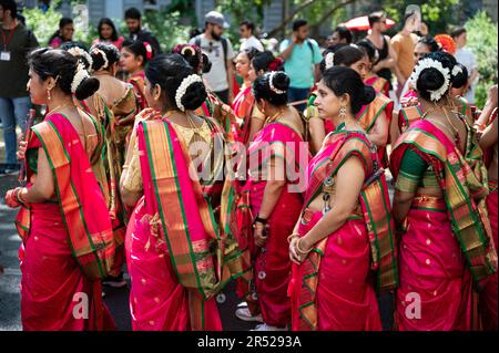 28.05.2023, Berlino, Germania, Europa - partecipanti della comunità indiana che indossano abiti sari tradizionali al Carnevale delle culture di Kreuzberg. Foto Stock