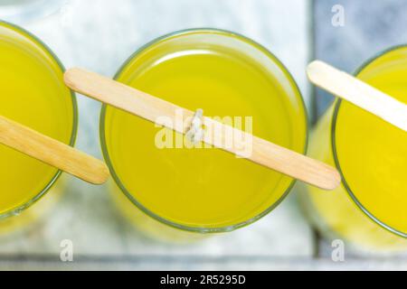 Uno dei hobby più favoriti e delle piccole imprese che la gente esegue attualmente è un commercio di fabbricazione della candela. Foto Stock