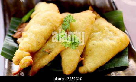 Tempe goreng o Fried Tempe, un cibo tradizionale indonesiano a base di soia fermentata. Foto Stock