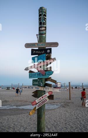 Cocoa Beach, Florida - 29 dicembre 2022: Cartello con varie distanze, come New York City e Canada Foto Stock