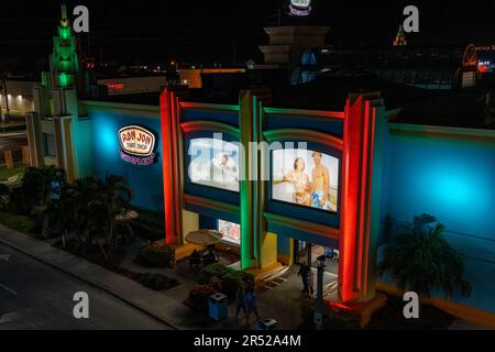 Cocoa Beach, Florida - 29 dicembre 2022: Vista aerea notturna del famoso Ron Jon Surf Shop, negozio di articoli sportivi e abbigliamento Foto Stock