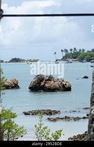 Cairu, Bahia, Brasile - 19 gennaio 2023: Vista dalla spiaggia di Morro de Sao Paulo, nella città di Cairu, Brasile. Foto Stock