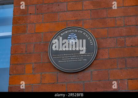 Targa a Edith Cavell sul muro della vecchia infermeria di Shoreditch Foto Stock