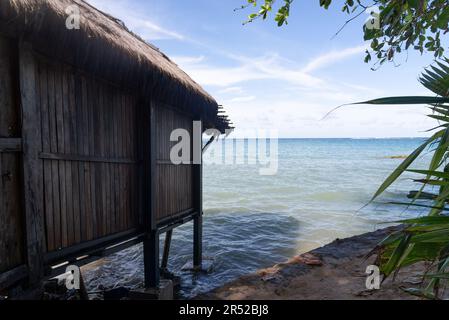 Cairu, Bahia, Brasile - 19 gennaio 2023: Vista dalla spiaggia di Morro de Sao Paulo, nella città di Cairu, Brasile. Foto Stock