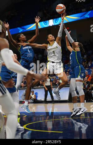 Arlington, Stati Uniti. 25th Feb, 2023. Satou Sabally di Dallas Wings taglia il centro del dipinto per cercare di segnare durante la partita di WNBA tra Dallas Wings e Minnesota Lynx al College Park Center di Arlington, Texas, martedì 30 maggio 2023. (Foto di Eyepix Group/Sipa USA) Credit: Sipa USA/Alamy Live News Foto Stock