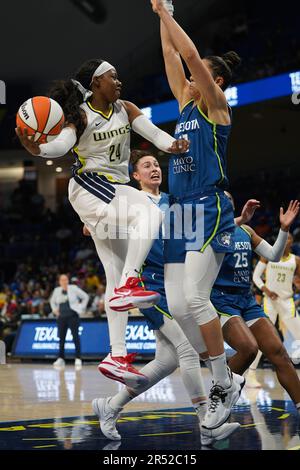 Arlington, Stati Uniti. 25th Feb, 2023. Arike Ogunbowale di Dallas Wings tenta di fare un passaggio in aria durante la partita WNBA tra Dallas Wings e Minnesota Lynx al College Park Center di Arlington, Texas, martedì 30 maggio 2023. (Foto di Eyepix Group/Sipa USA) Credit: Sipa USA/Alamy Live News Foto Stock