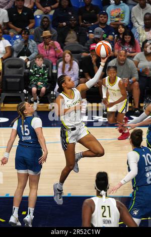 Arlington, Stati Uniti. 25th Feb, 2023. Satou Sabally of the Dallas Wings va per lo stay-handed durante la partita WNBA tra Dallas Wings e Minnesota Lynx al College Park Center di Arlington, Texas, martedì 30 maggio 2023. (Foto di Eyepix Group/Sipa USA) Credit: Sipa USA/Alamy Live News Foto Stock