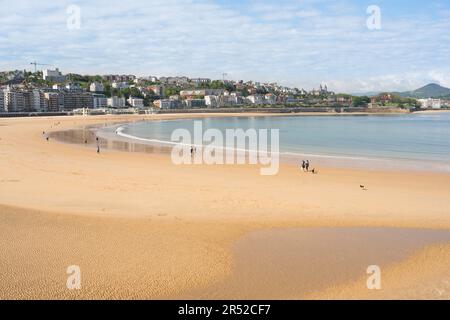 Spiaggia di San Sebastián, vista in una mattina d'estate della Playa de la Concha, la spiaggia principale nella famosa baia a mezzaluna di San Sebastián, nel nord della Spagna. Foto Stock