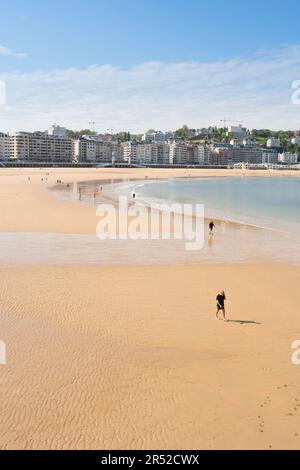 Spiaggia di San Sebastián, vista in una mattina d'estate della Playa de la Concha, la spiaggia principale nella famosa baia a mezzaluna di San Sebastián, nel nord della Spagna. Foto Stock