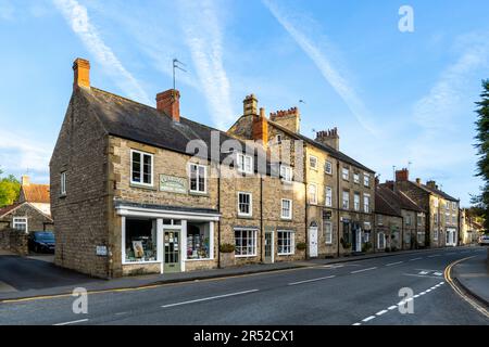 HELMSLEY, REGNO UNITO - 29 MAGGIO 2023. Panorama paesaggistico di piccoli negozi indipendenti nella popolare cittadina turistica di Helmsley nel North Yorkshire Foto Stock