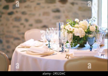 Decorazione estetica del luogo di nozze, colori bianco e blu Foto Stock