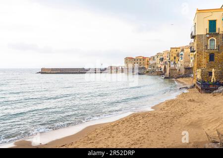 Pittoresco lungomare a Cefalù, Sicilia, Italia. Foto Stock