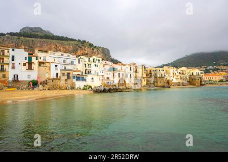 Pittoresco lungomare a Cefalù, Sicilia, Italia. Foto Stock