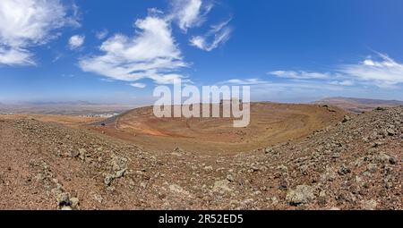 Vista panoramica sul Castello di Santa Barbara a Lanzarote con cratere vulcanico in primo piano durante il giorno Foto Stock