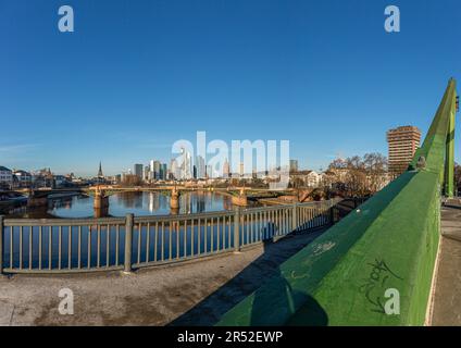 Vista sullo skyline di Francoforte sul fiume meno nella luce mattutina in inverno Foto Stock