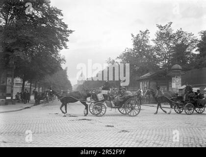 Una carrozza trainata da cavalli attraversa una strada a Parigi. C'è Les Invalides in background. Inizio del 20th ° secolo. Vecchia fotografia digitalizzata. Foto Stock