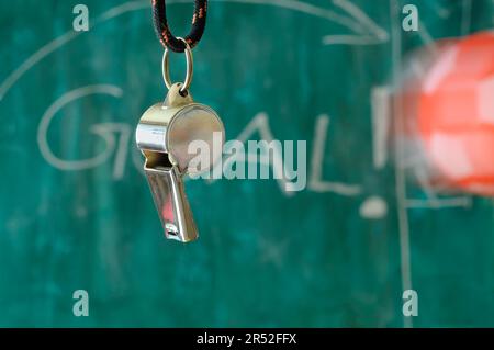 Calcio e calcio segnando un concetto di gol, fischio dell'arbitro di calcio, palla di calcio e GOL slogan! Foto Stock