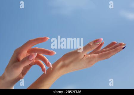 Bella mani femminili con manicure Foto Stock