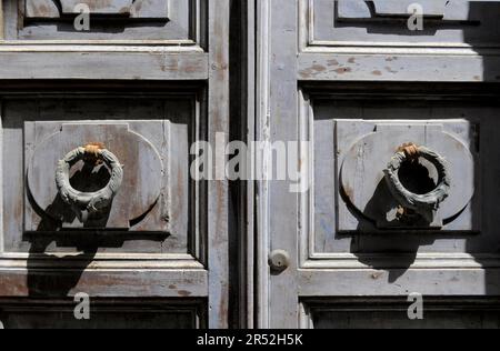 Italia, Italia, Marche, Urbino, centro storico, città vecchia, bussare porta Foto Stock