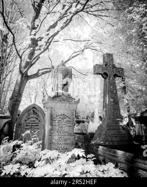 Tombe in Highgate Cemetery West, Londra Foto Stock