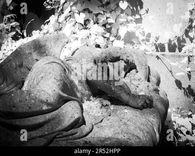 Statua dell'angelo che riposa nell'Highgate Cemetery West, Londra Foto Stock