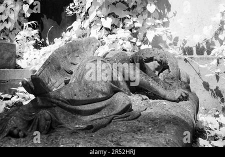 Statua dell'angelo che riposa nell'Highgate Cemetery West, Londra Foto Stock