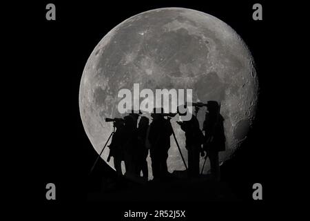 Fotomontaggio, Nartur amici con telescopi di fronte alla luna piena, Meclemburgo-Pomerania occidentale, Germania Foto Stock