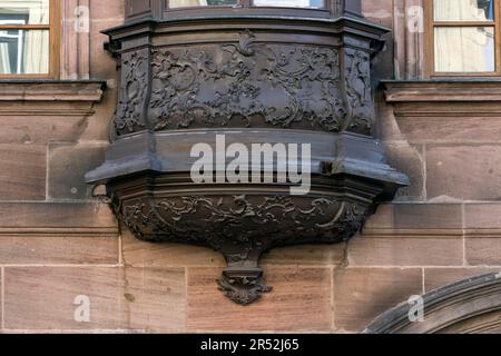 Particolare di un coro scolpito storicamente ornato, Adlerstr. 25, Norimberga, Franconia media, Baviera, Germania Foto Stock
