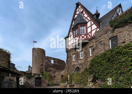 Cortile del castello con il castello di Turant ex, Alken sulla Mosella, Renania-Palatinato, Germania Foto Stock