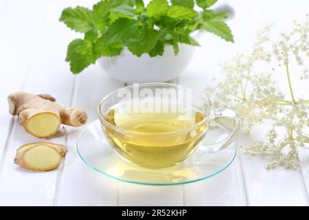 Il tè allo zenzero con il sambuco e menta Foto Stock