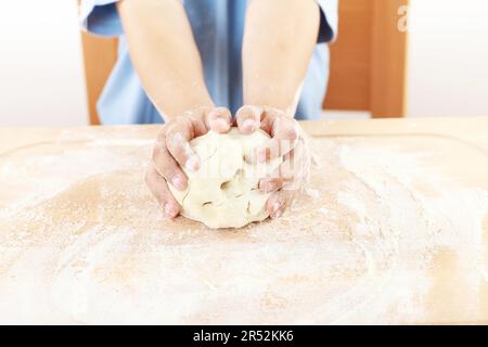 Dettagli dell'impasto per impastare le mani dei bambini Foto Stock