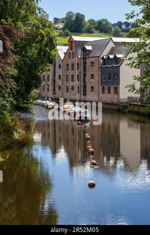 TOTNES, DEVON, UK - LUGLIO 29 : Barche ormeggiate sul fiume Dart vicino a Totnes il 29 luglio 2012 Foto Stock