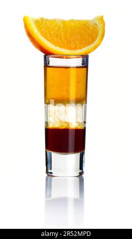 Cocktail alcolico a fette isolato su sfondo bianco Foto Stock