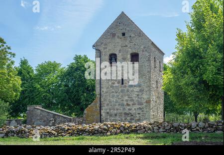 Rovine della chiesa di Nedraby, costruita nel 13th ° secolo e abbandonata nel 1635. Situato a Tomelilla, Scania, Svezia, Scandinavia Foto Stock