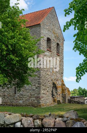 Rovine della chiesa di Nedraby, costruita nel 13th ° secolo e abbandonata nel 1635. Situato a Tomelilla, Scania, Svezia, Scandinavia Foto Stock