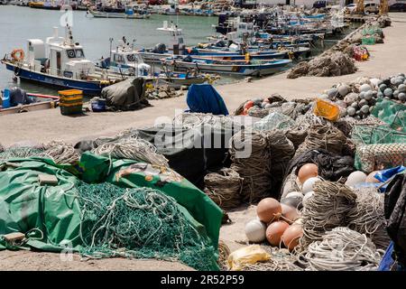 Barche e reti da pesca nel porto di Gongsuhaean-gil, Busan, Corea del Sud, città sul mare, passeggiata lungomare, costa, estate, sole, barca da pesca Foto Stock