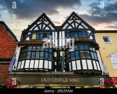 Facciata, legno a graticcio, scritta Old George Mall, Old Town, Salisbury, Wiltshire, Inghilterra, Regno Unito Foto Stock