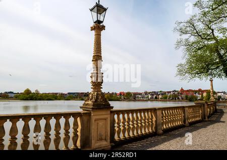Vista sul lago del castello dall'isola del castello, Schwerin, Meclemburgo-Pomerania occidentale, Germania Foto Stock