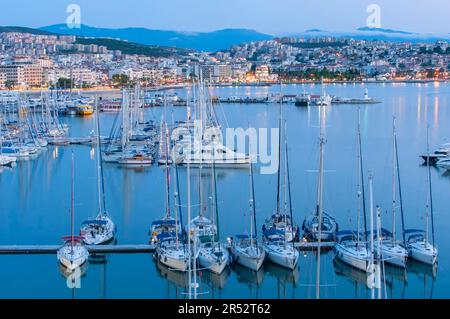 Marina e Porto, Kusadasi, Izmir, Provincia di Aydin, Turchia Foto Stock