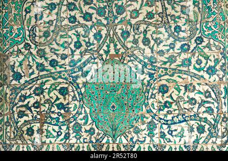 Piastrelle Iznik, Regina Madre, piastrelle dipinte, Corte del Re Madre, Palazzo Topkapi, Harem, Istanbul, Turchia Foto Stock