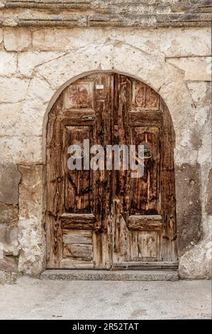 Porta in legno, Mustafapasa, Cappadocia, Provincia di Nevsehir, Anatolia Centrale, Turchia Foto Stock