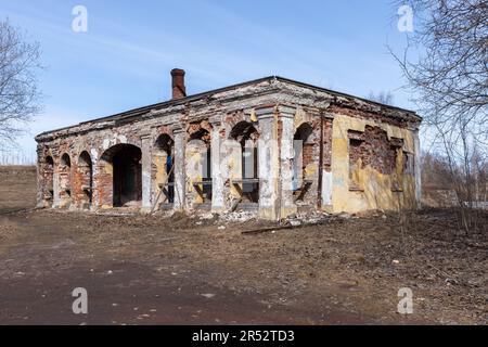 Una vecchia casa abbandonata in rovina con archi Foto Stock