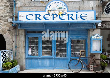 Vecchia bicicletta nella parte anteriore di una creperie, Roscoff, Bretagna Francia Foto Stock