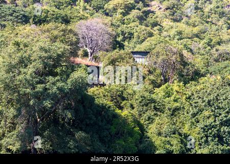 Due alloggi di lusso indipendenti del Pumulani Lodge sulle pendici del Lago Malawi, nel Parco Nazionale del Lago Malawi. Pumulani Luxury Beach Lodge - Robin Pope Safaris. Kasankha, Malawi Foto Stock