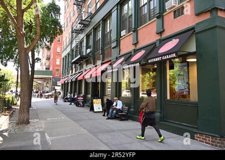 Negozi lungo Hudson Street nel quartiere Greenwich Village di Manhattan a New York City. Foto Stock