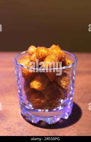 crostini per birra in un bicchiere Foto Stock