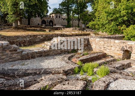 Rovine, mura, resti del sistema di riscaldamento del canale, riscaldamento a pavimento dell'ostello Mansio, scavi del camping village vicus, porta Praetoria, romana Foto Stock